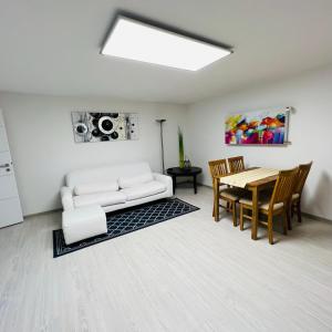 Harste Ferienhaus Ozga mit Balkon und Garten