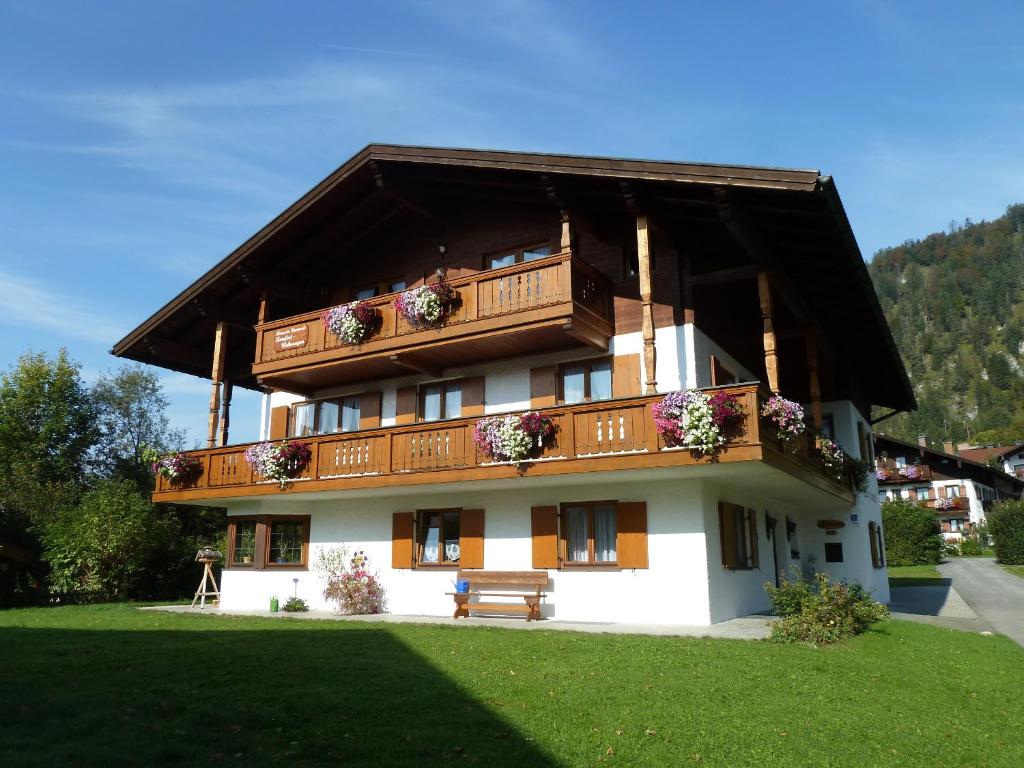 Appartements Haus im Kurpark Schwimmbadstr. 5 83242 Reit im Winkl