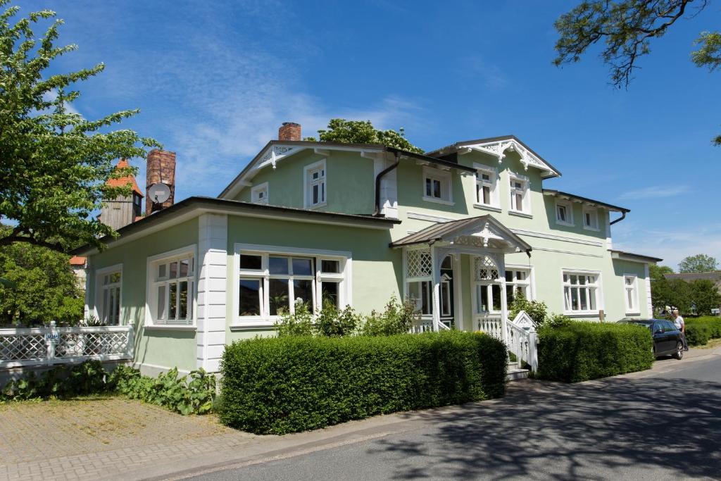 Appartements Haus Rosengarten Dorfstr.24 18586 Middelhagen