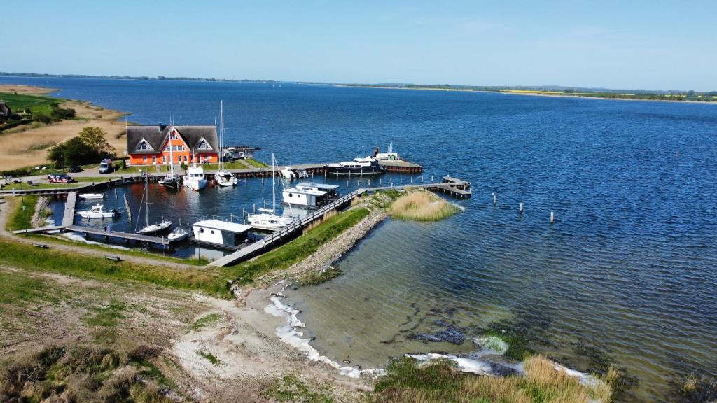 Hausboote und Fewo Vieregge 22 Am Breetzer Bodden, 18569 Vieregge