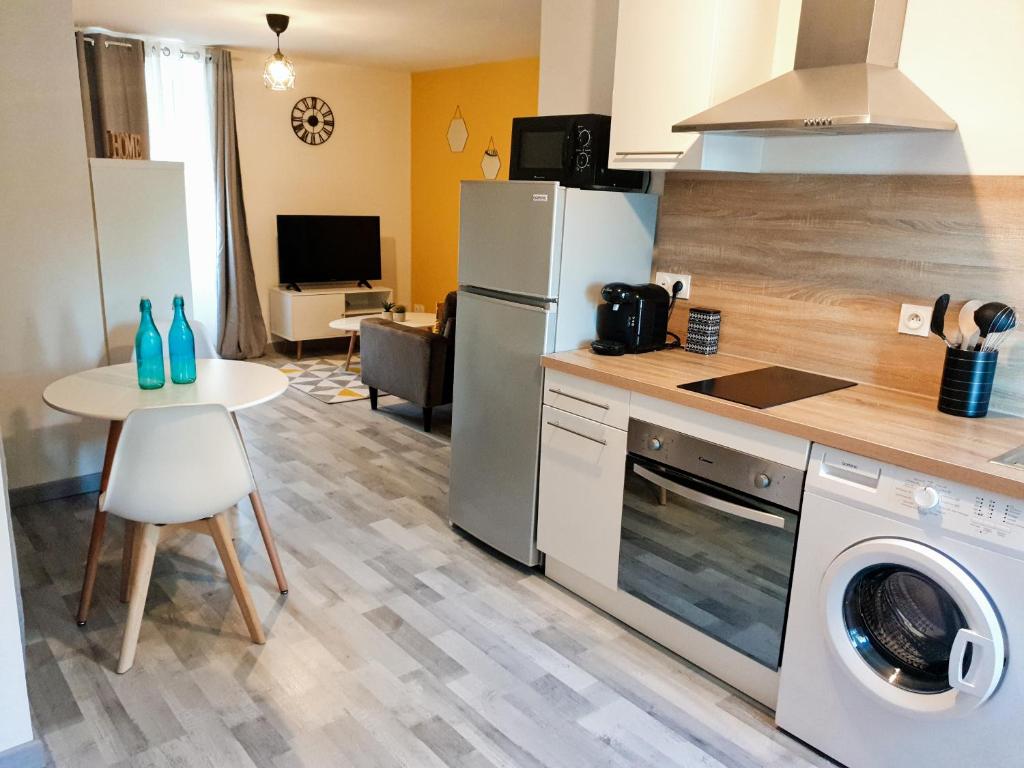 Appartements Hébergements complets proche Aéroport St Exupéry - ZAC de Chesnes - CNPE du Bugey 1er étage 93 Montée de l'Église 38290 Satolas-et-Bonce