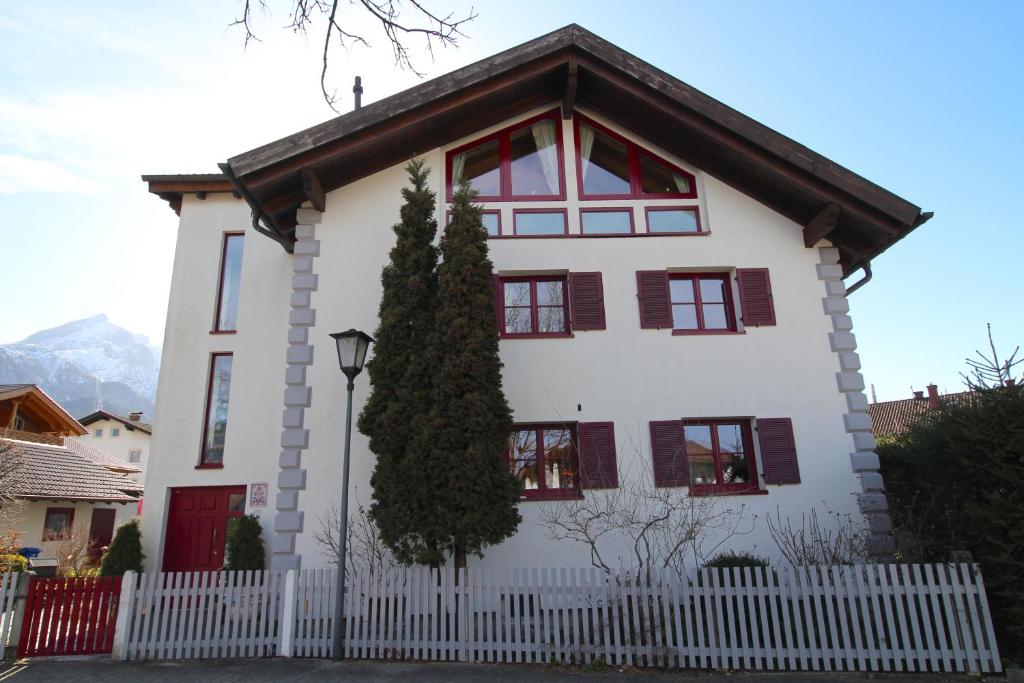 Appartements Himmelschlösschen & Chalet Rose Wehrstr. 1 82467 Garmisch-Partenkirchen