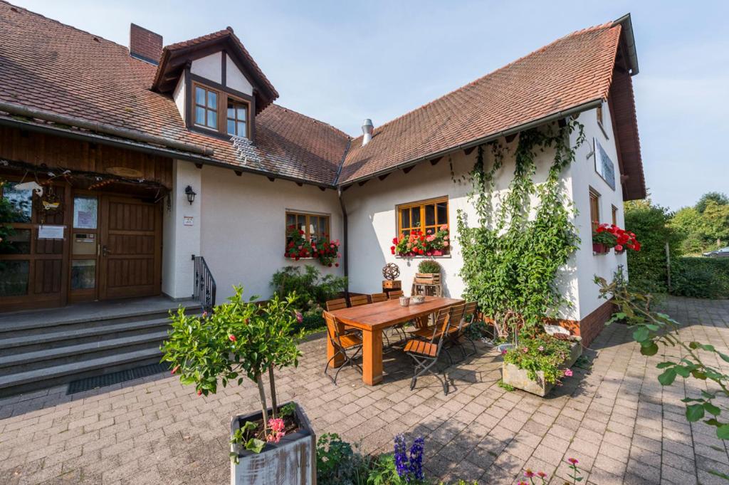 Hofmann`s Apartements & Ferienwohnungen Würzburger Straße 9 Ferienwohnung Haupthaus, 91617 Oberdachstetten