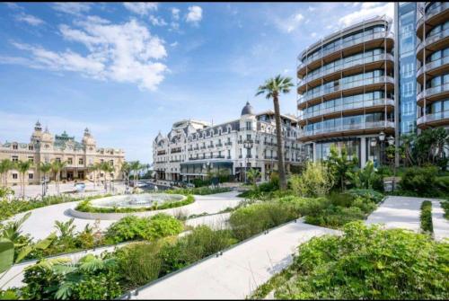 Home for 2 few steps from casino monte carlo and beach