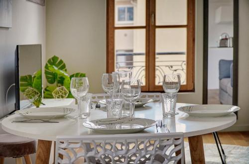 Immeuble aux fleurs-200m des plages - 4 min palais - Verrière Côte d'Azur