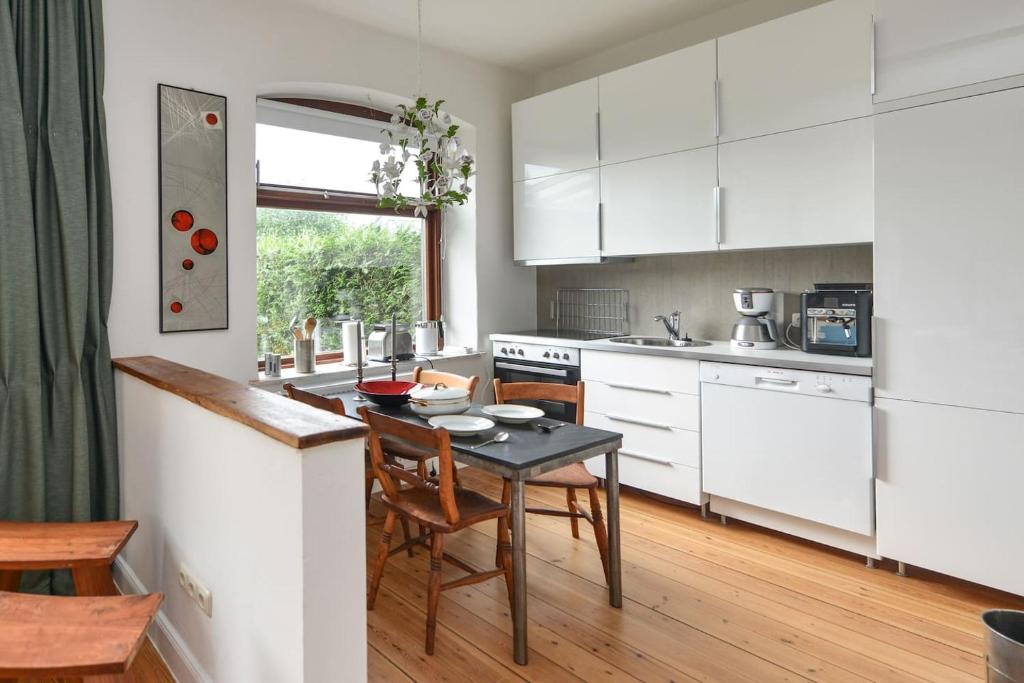 Appartements Kanalvilla - Urlaub am Nord-Ostseekanal - zwei Ferienwohnungen im Angebot- eine im Dachgeschoss und eine Wohnung mit Garten 8 Alter Fährberg 24814 Sehestedt