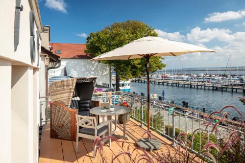 Kapitaenshaus in Wasserlage! Traumapartments Warnemuende