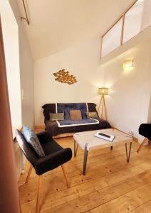 L' établissement APPARTEMENTS DESIGN , vous propose 4 appartements neufs avec services , lits faits à votre arrivée , serviettes de toilette , ménage, Wifi , en hyper centre , Vue mer à 200m , tout est accessible à pied