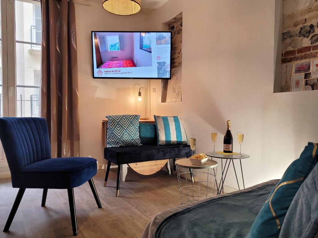 Appartements L'établissement LA PLAGE A 2 PAS , vous propose 4 appartements neufs avec services , lits faits à votre arrivée , serviettes de toilette , ménage , Wifi , en hyper centre , Vue mer à 50m , tout est accessible à pied 46 rue du Haut pas 76200 Dieppe