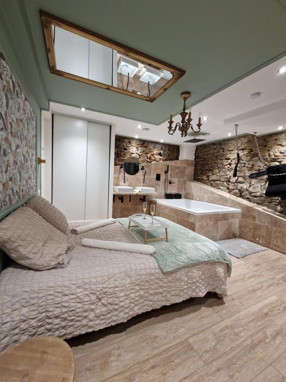 Appartements L'éxperience LOVE ROOM 20 Rue de la Résistance 42580 LʼÉtrat