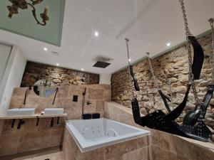 Appartements L'éxperience LOVE ROOM 20 Rue de la Résistance 42580 LʼÉtrat Rhône-Alpes