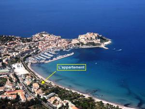 La mer et la plage de Calvi à vos pieds