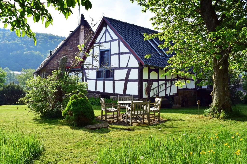 Appartements Landhaus am Aremberg / Eifel Ahrtalstraße 33 53533 Antweiler