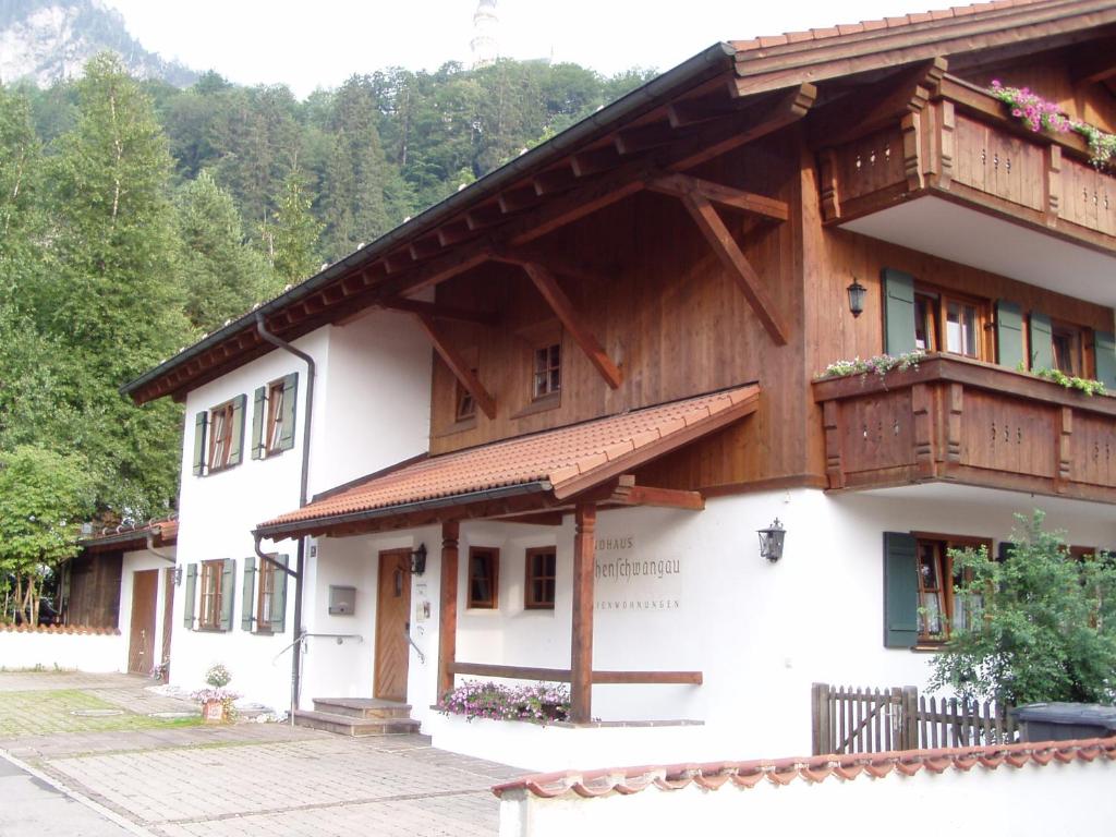 Landhaus Hohenschwangau Pfleger-Rothut-Weg 14, 87645 Schwangau