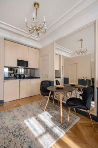 Appartements LE BEAU MARAIS - Luxury Apartments, AIR COND, LIFT 16 Rue Rambuteau 75003 Paris Île-de-France