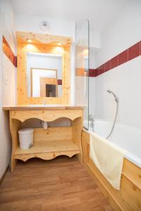 Le Hameau SPA & PISCINE appartement 3 pieces 6pers by Alpvision Residences
