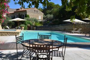 Appartements Le Jas des Parpaillous 53 Chemin de la Carichone 84800 LʼIsle-sur-la-Sorgue Provence-Alpes-Côte d\'Azur