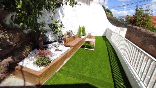 Lemon Tree House Coimbra - Courtyard garden with city views