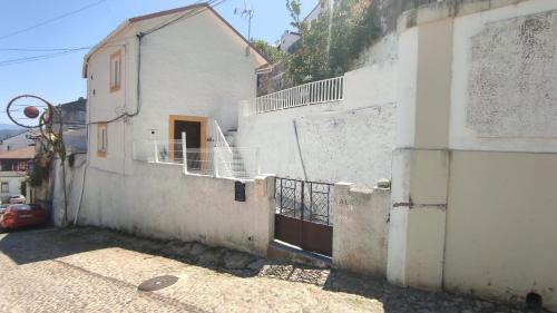 Lemon Tree House Coimbra - Courtyard garden with city views