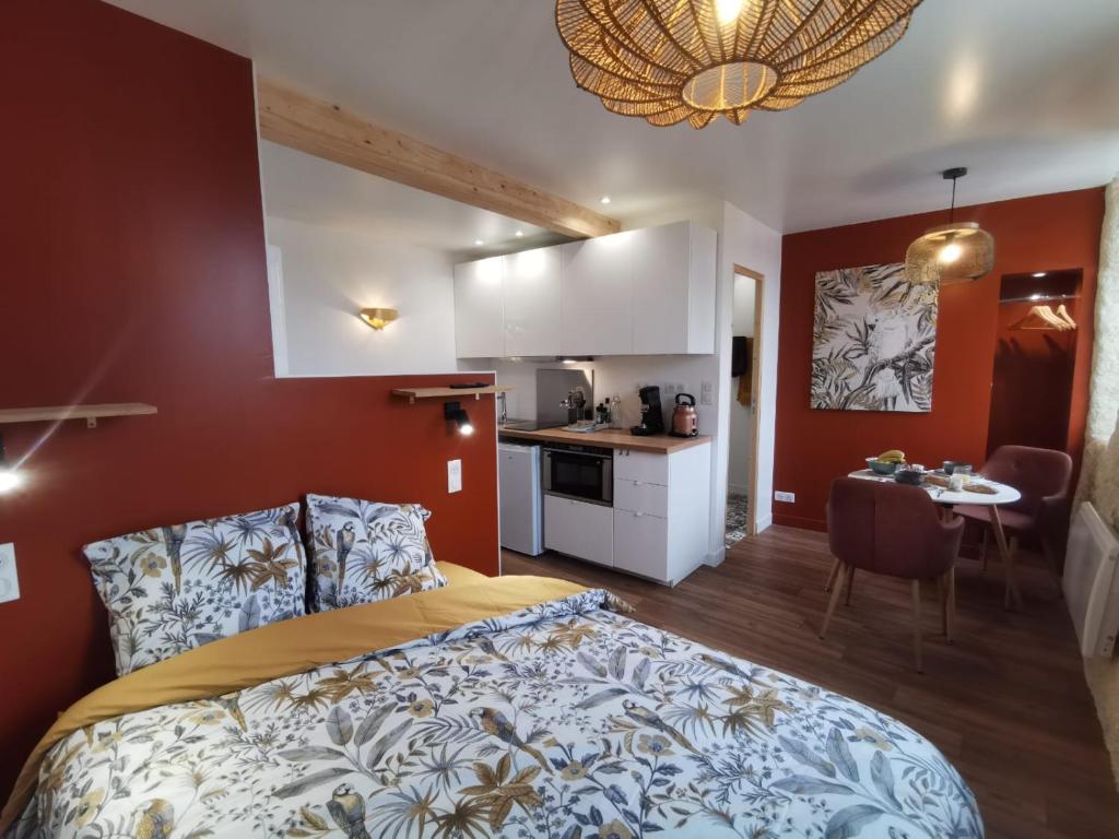 Les appartements du centre, refaits à neuf, climatisés, hyper centre, 50m à pieds des commerces, restaurants, parking gratuit 18 place du temple 64270, 64270 Salies-de-Béarn