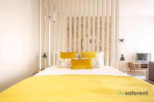 Light-filled Bonjardim Apartments