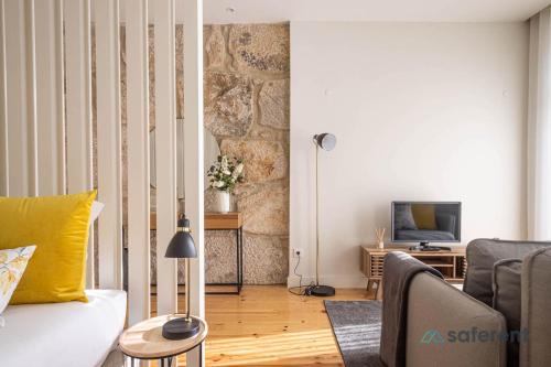 Light-filled Bonjardim Apartments