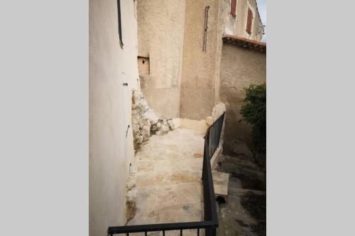 Logement atypique avec terrasse et roche apparente