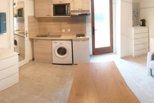 Logement atypique avec terrasse et roche apparente