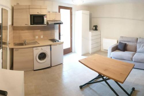 Logement atypique avec terrasse et roche apparente