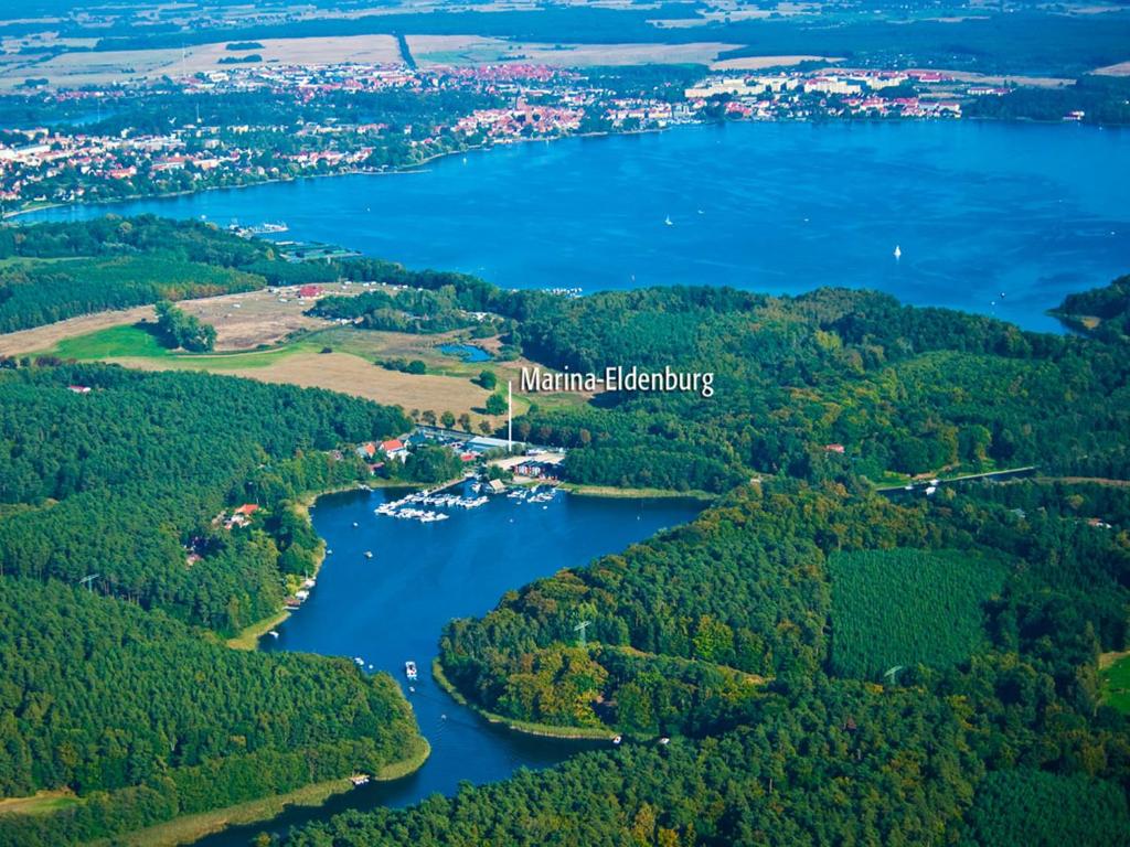 Appartements Marina Eldenburg - Ferienhäuser und Bootsverleih am Tor zur Müritz An der Reeck 1a 17192 Waren