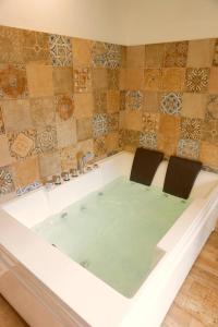 Mas de la Roule, 4 studios, piscine, spa, parc 2 hectares, Pont d'Avignon à pied