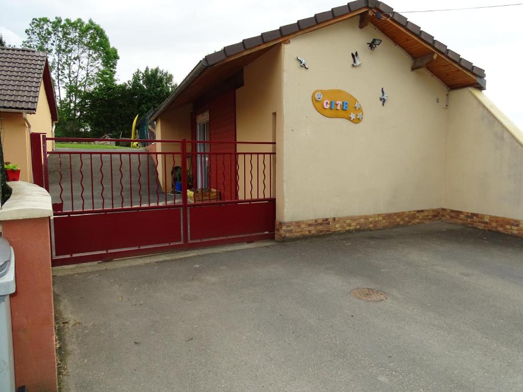 MAS GABELYS propriété privée avec parking ds jardin clos et terrasse avec superbe vue ste Victoire 13530 Trets