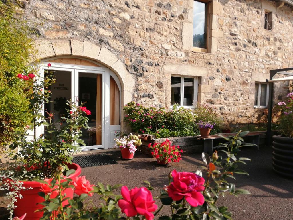 Appartements Meublé de tourisme La Jaulipière Appartement Le Plomb du Cantal - Lieu Dit Le Pont du Vernet 15170 Joursac