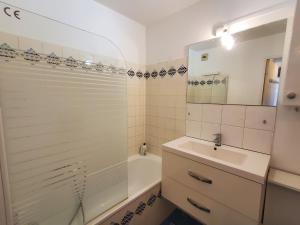 MIOUGRANO 2 Pieces Climatise 47m2 Piscine, Parking
