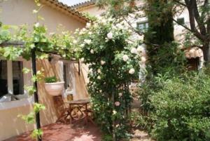 Appartements NEW! Gites de Charme au Mas des Roses 15 Chemin de la Gas de Sauvet 30630 Goudargues Languedoc-Roussillon