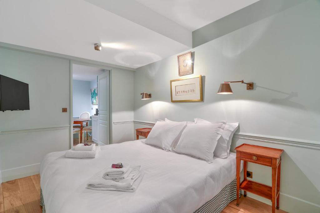 Pick A Flat's Apartments in Saint Germain - Paul-Louis Courier 5bis Rue Paul-Louis Courier, 75007 Paris