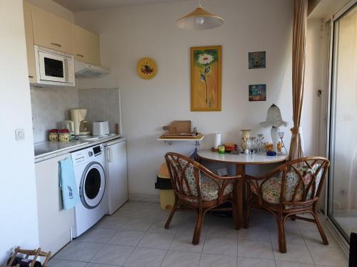 PORT FREJUS Studio Cabine 100m des plages 4 Person