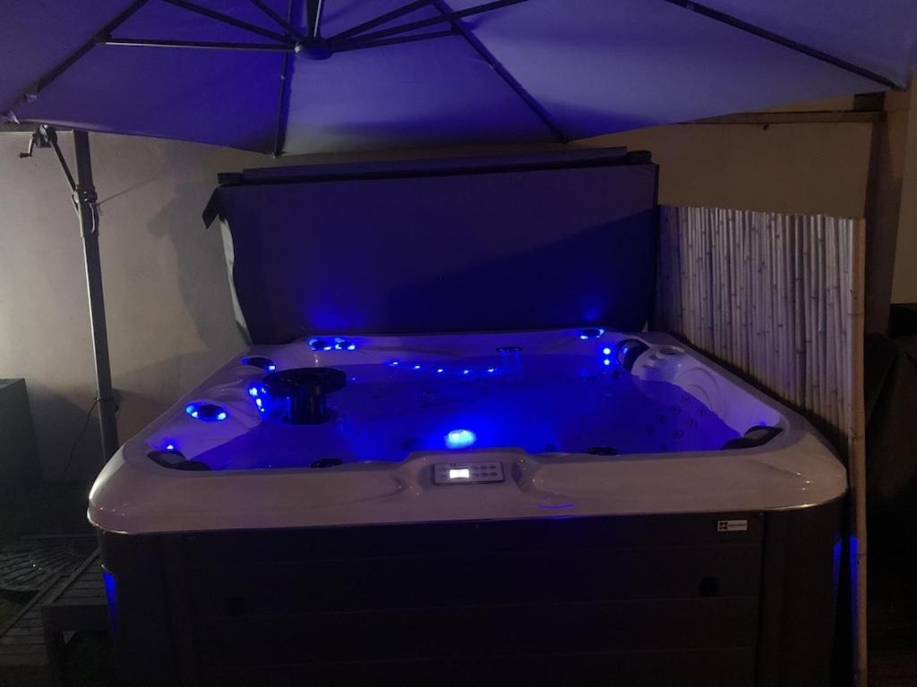 Résidence de bien être avec piscine et Jaccuzi à 2 pas de la plage et du centre ville avec massages relaxants en option 12 Quai de la Marine, 34250 Palavas-les-Flots