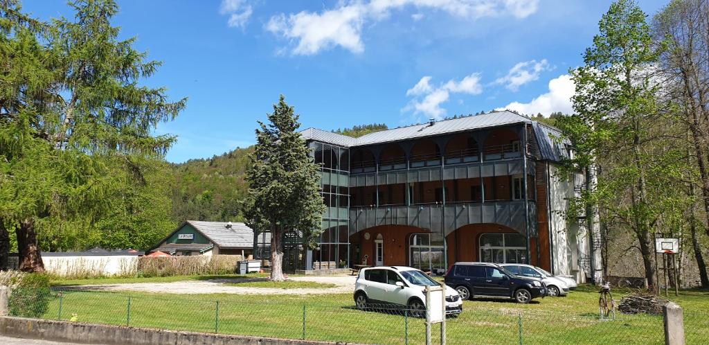 Appartements Résidence les Mélèzes de Prades Ariège le village place de la bexane 09110 Prades