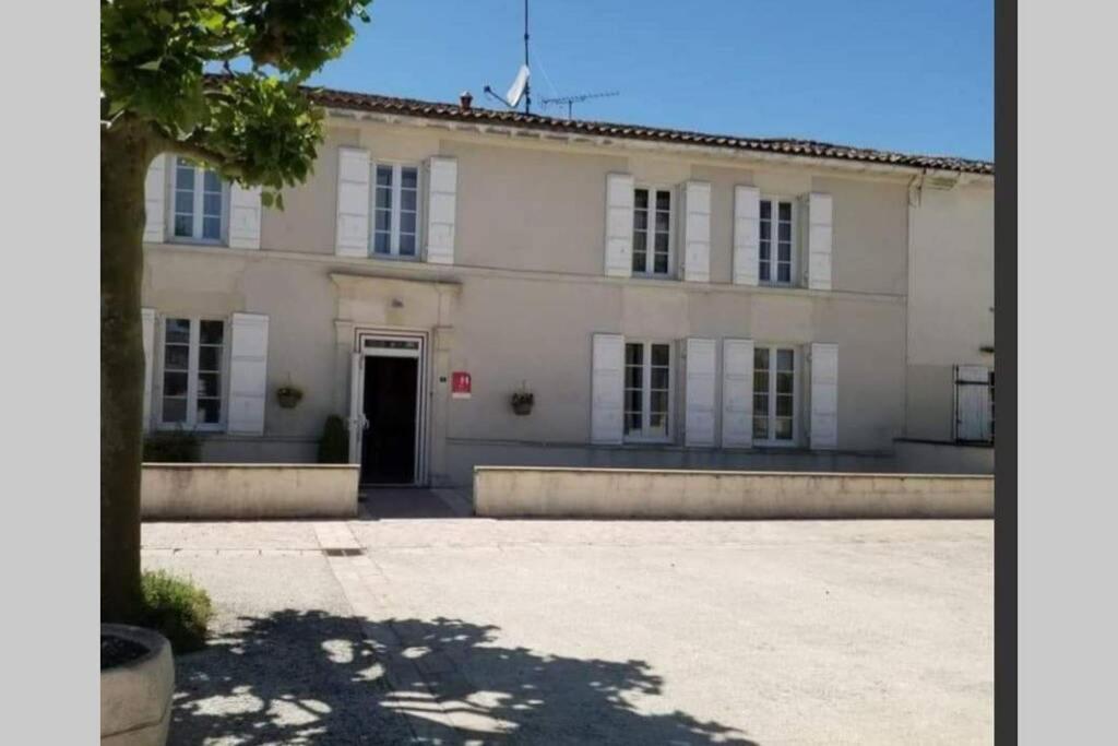 Residence Val & Rom 1 Place de l'Église, 17520 Jarnac-Champagne