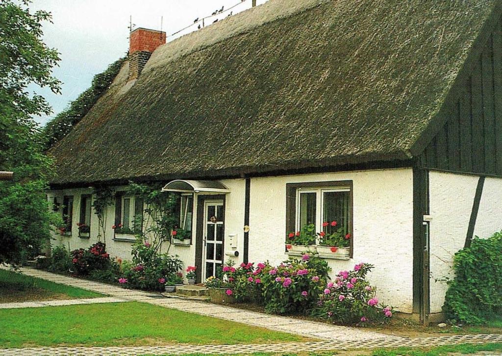 Ruegen_Fewo 72 Ferienwohnungen im Reetgedeckten Haus, 18569 Gurtitz