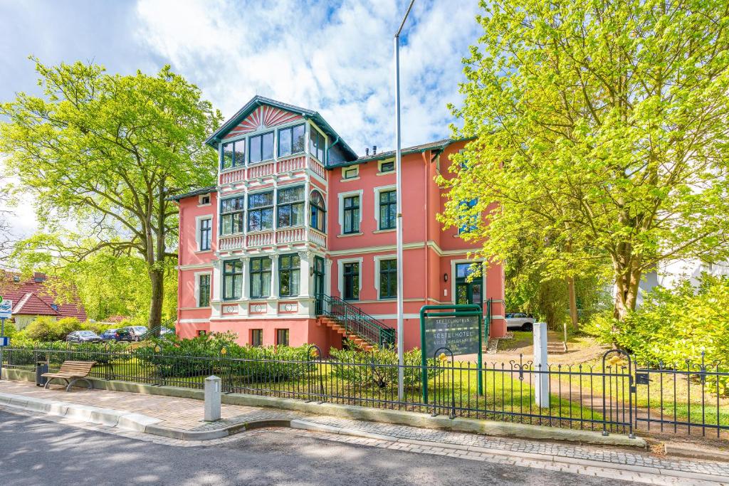 Appartements SEETELHOTEL Villa Waldesruh Delbrückstraße 40 17424 Heringsdorf