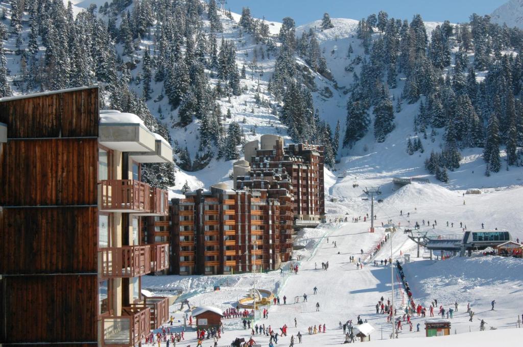 Skissim Select - Résidence Les Glaciers by Travelski Sur front de neige, à côté de la pharmacie et de la piscine. OFFICE IMMOBILIER de la PLAGNE, 73210 Mâcot La Plagne