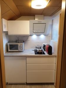 Sonnige ruhige Dachzimmer inkl WIFI plus Kaffee mit WG Dusche und neuer Küche