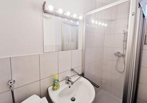 spacious studio - city centre - airconditioned - netflix - terrace