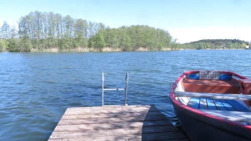 Stilvolle Ferienwohnung am See mit Steg und eigenem Boot