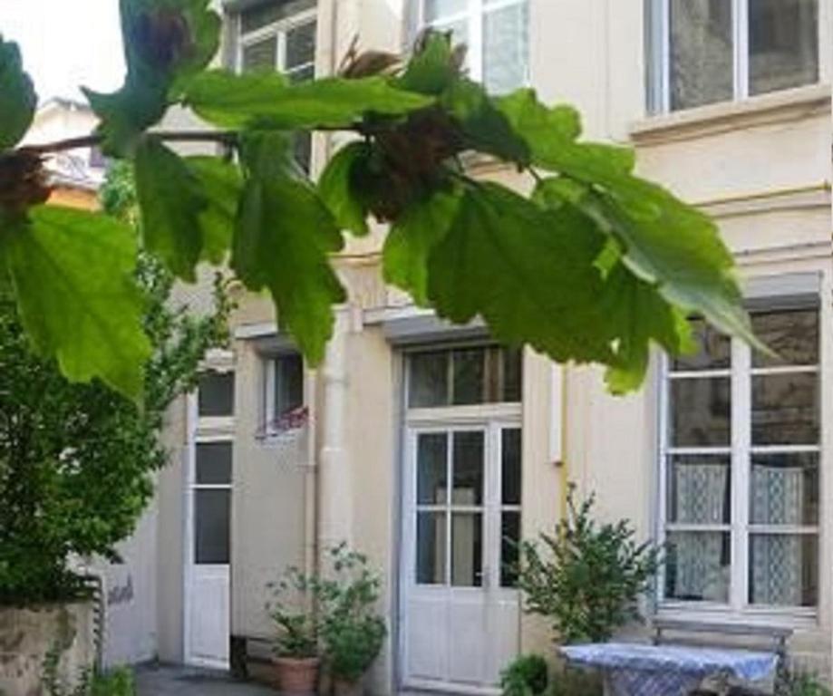 Appartements Studio-appartments, quiet, with courtyard, Lyon city centre 1 12 Rue Claude-Joseph Bonnet 69004 Lyon