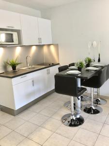 STUDIO or ONE BEDROOM Avenue de la plage