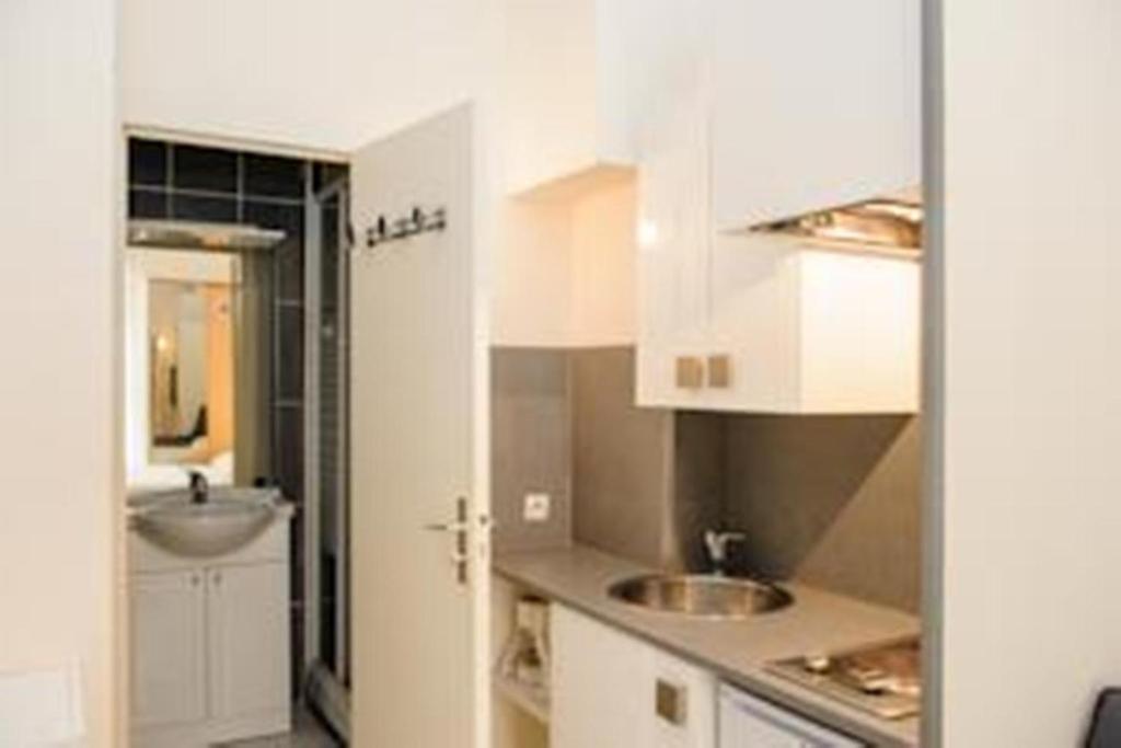 STUDIOS PARISIENS 1er étage 13 Rue du Maréchal Foch, 06400 Cannes