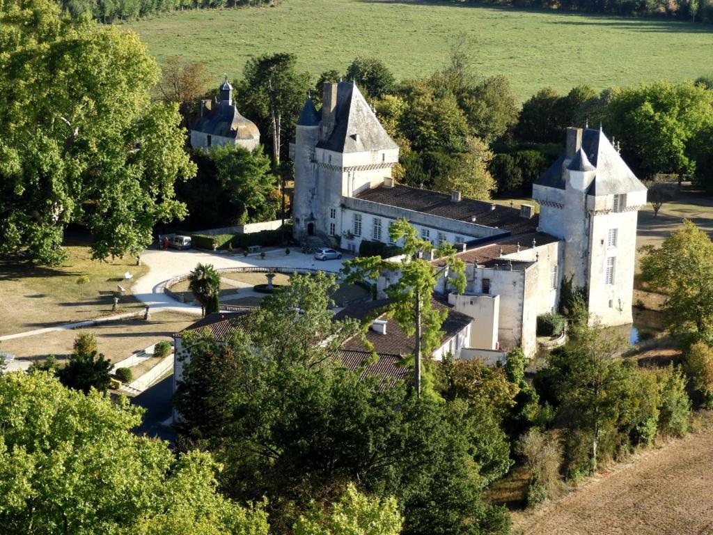 Un séjour d'exception au Logis du Château 216 Route de Ribemont Mornay, 17330 Saint-Pierre-de-lʼÎle